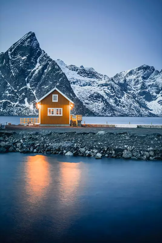 Rorbu à la tombée de la nuit - paysage hiver