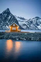 Rorbu à la tombée de la nuit - paysage hiver