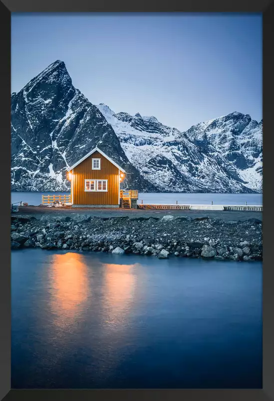 Rorbu à la tombée de la nuit - paysage hiver