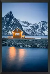 Rorbu à la tombée de la nuit - paysage hiver