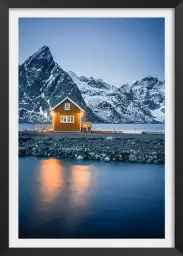 Rorbu à la tombée de la nuit - paysage hiver