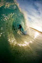 Reflet du soleil et surfeur dans le tube - affiche de surf