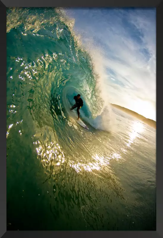 Reflet du soleil et surfeur dans le tube - affiche de surf