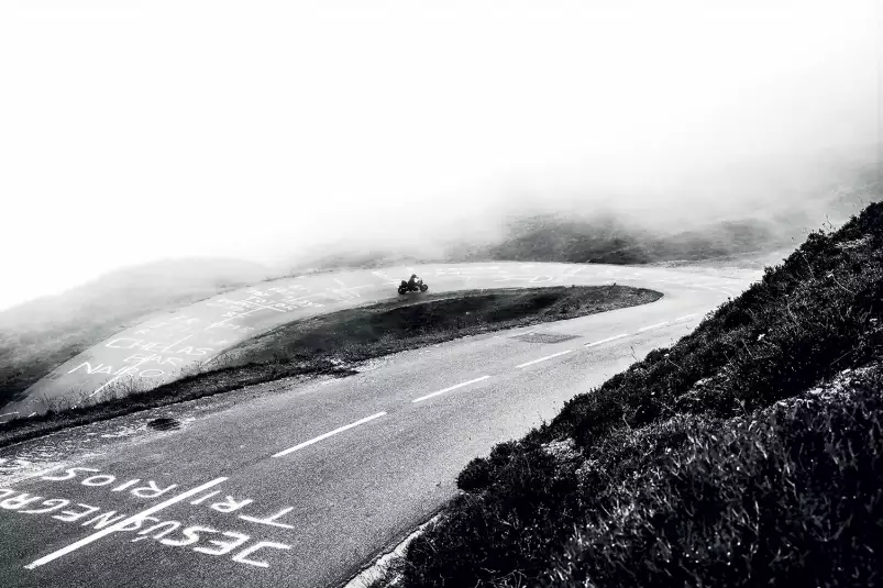 Virage dans la brume - poster noir et blanc