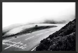 Virage dans la brume - poster noir et blanc