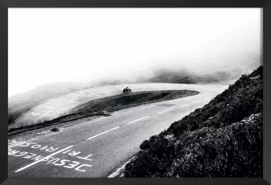 Virage dans la brume - poster noir et blanc