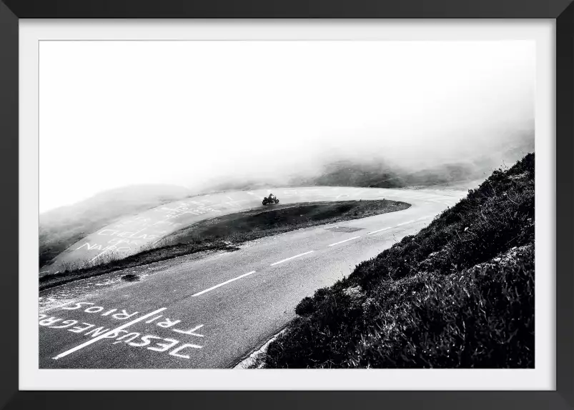 Virage dans la brume - poster noir et blanc