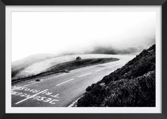 Virage dans la brume - poster noir et blanc