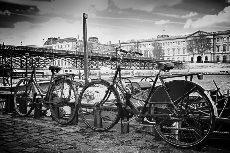 Vélo au bord de seine - affiche paris