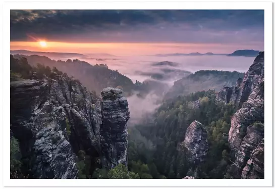 Sunrise on the rocks - affiche montagne