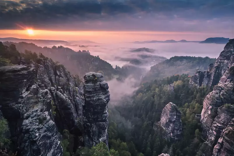 Sunrise on the rocks - affiche montagne