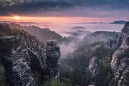 Sunrise on the rocks - affiche montagne