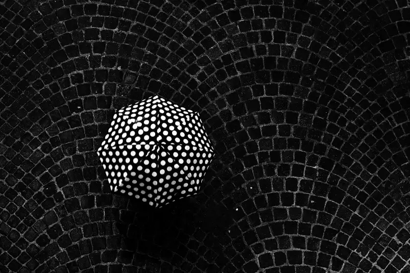 Parapluie à pois - photo contemporaine