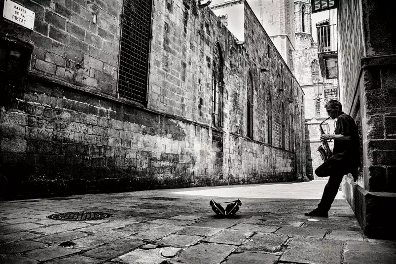 Saxophone de rue - poster noir et blanc