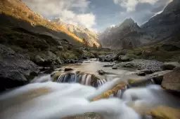 Rivière des alpes - paysage montagne