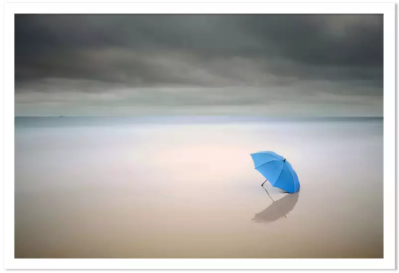Parapluie bleu - tableau bord de mer