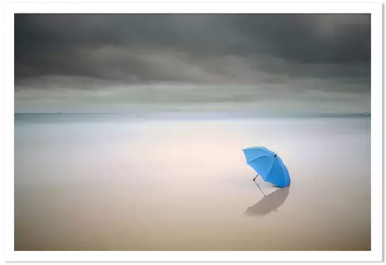 Parapluie bleu - tableau bord de mer