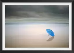 Parapluie bleu - tableau bord de mer