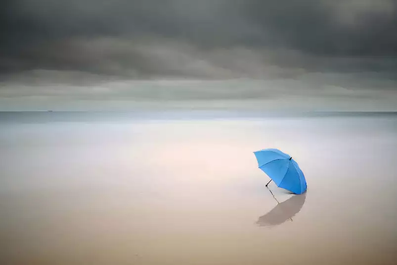 Parapluie bleu - tableau bord de mer