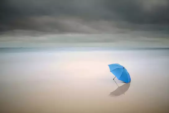 Parapluie bleu - tableau bord de mer