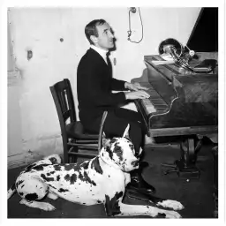 Charles Aznavour et son chien - photos noir et blanc célébrités