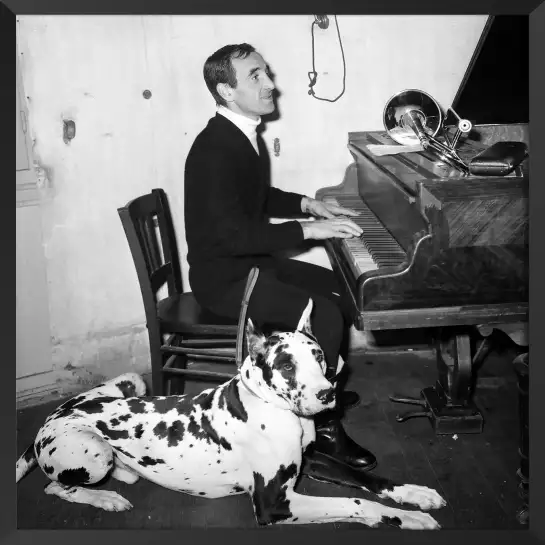 Charles Aznavour et son chien - photos noir et blanc célébrités