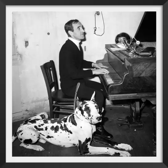 Charles Aznavour et son chien - photos noir et blanc célébrités