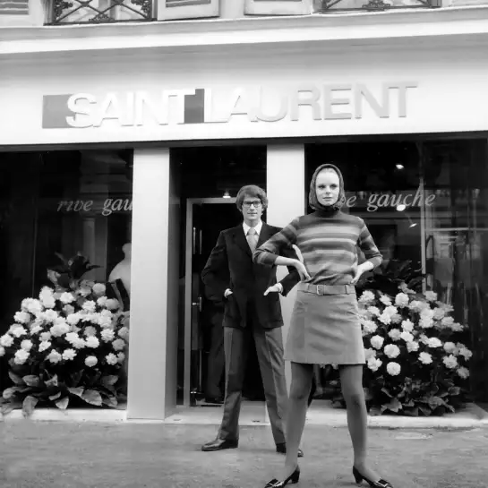Yves Saint Laurent et son modèle - photos noir et blanc célébrités
