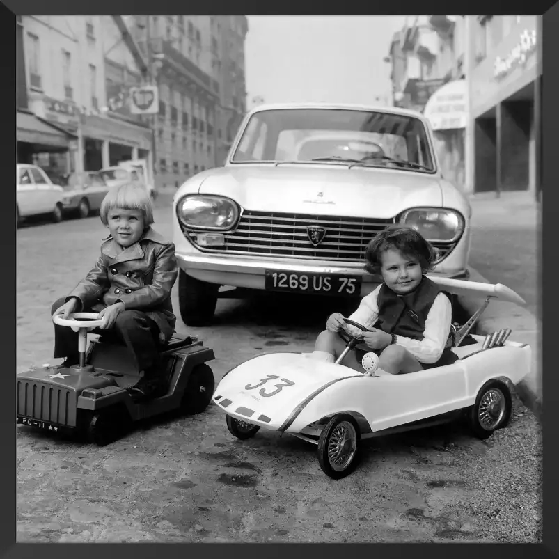 Petits garçons Paris 1969 - affiche noir et blanc