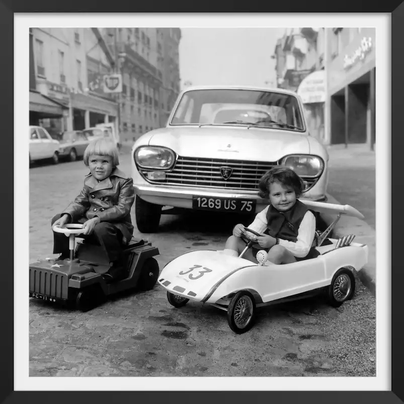 Petits garçons Paris 1969 - affiche noir et blanc