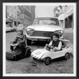 Petits garçons Paris 1969 - affiche noir et blanc