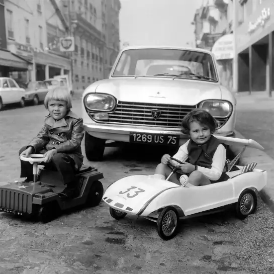 Petits garçons Paris 1969 - affiche noir et blanc