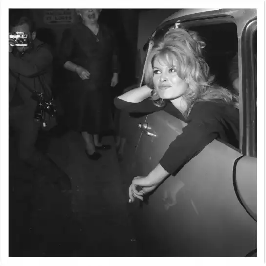 Bardot devant ses loges - photo de célébrités