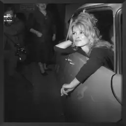 Bardot devant ses loges - photo de célébrités