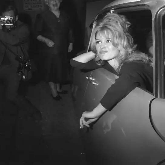 Bardot devant ses loges - photo de célébrités