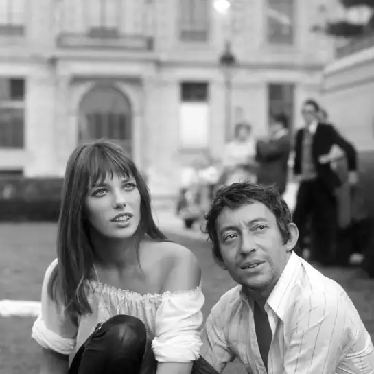 Jane Birkin et Serge Gainsbourg aux tuileries en 1969 - photo de célébrités