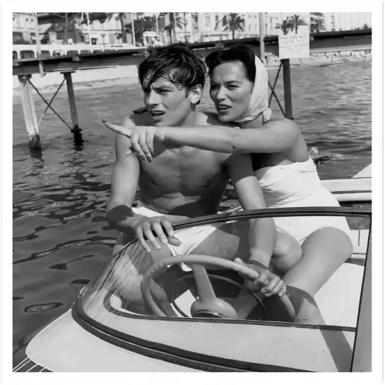 Alain Delon au Festival de Cannes en 1958 - photo acteur noir et blanc