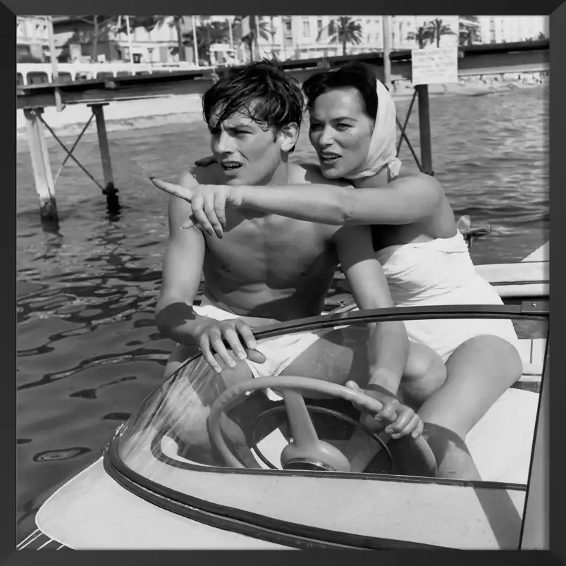 Alain Delon au Festival de Cannes en 1958 - photo acteur noir et blanc