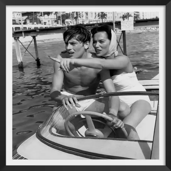 Alain Delon au Festival de Cannes en 1958 - photo acteur noir et blanc