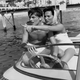 Alain Delon au Festival de Cannes en 1958 - photo acteur noir et blanc