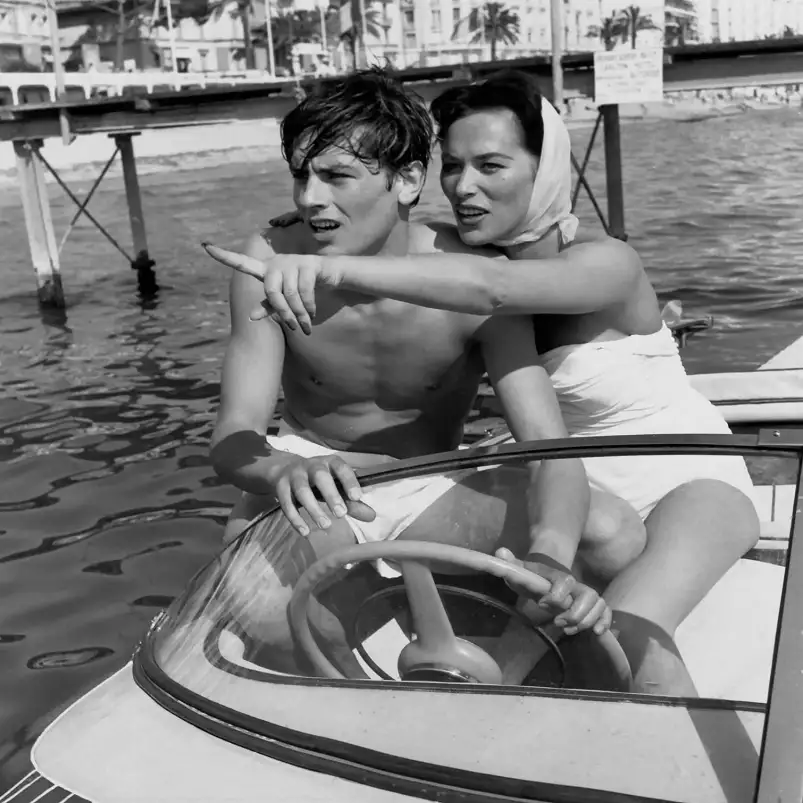 Alain Delon au Festival de Cannes en 1958 - photo acteur noir et blanc