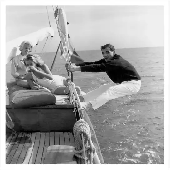 Charles Aznavour sur un voilier à Cannes en 1959 - photos acteurs noir et blanc