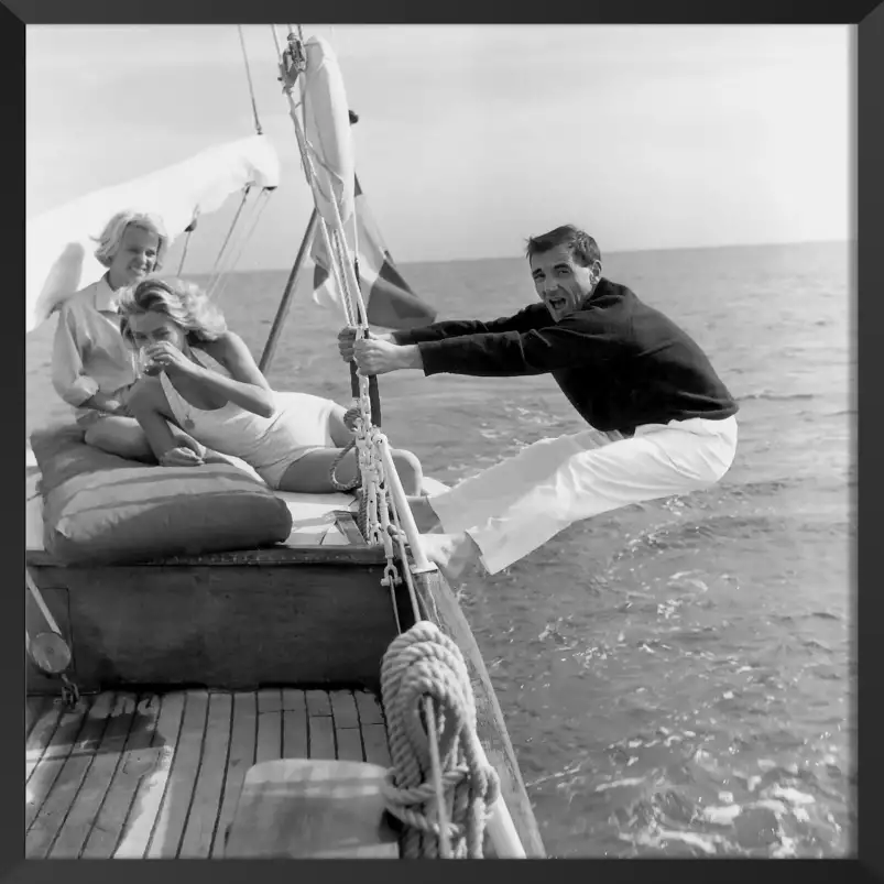 Charles Aznavour sur un voilier à Cannes en 1959 - photos acteurs noir et blanc