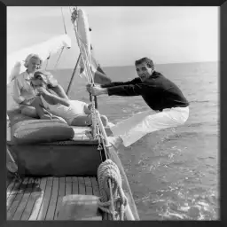 Charles Aznavour sur un voilier à Cannes en 1959 - photos acteurs noir et blanc