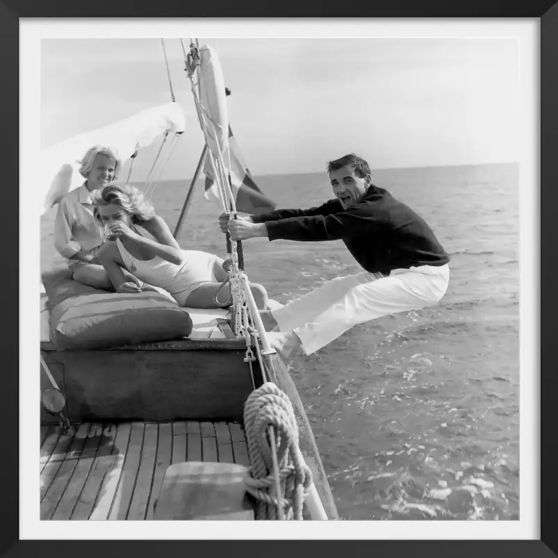 Charles Aznavour sur un voilier à Cannes en 1959 - photos acteurs noir et blanc