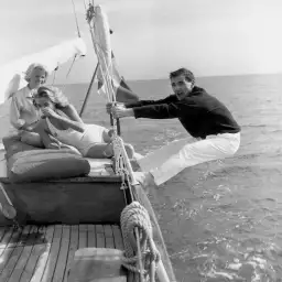 Charles Aznavour sur un voilier à Cannes en 1959 - photos acteurs noir et blanc