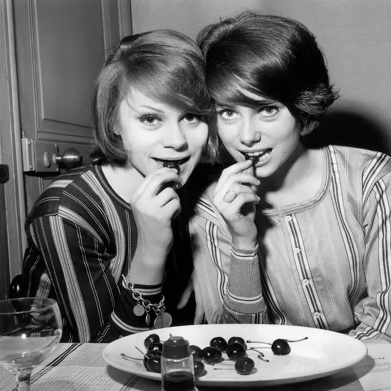 Francoise Dorleac et Catherine Deneuve en 1960 - photo acteur noir et blanc