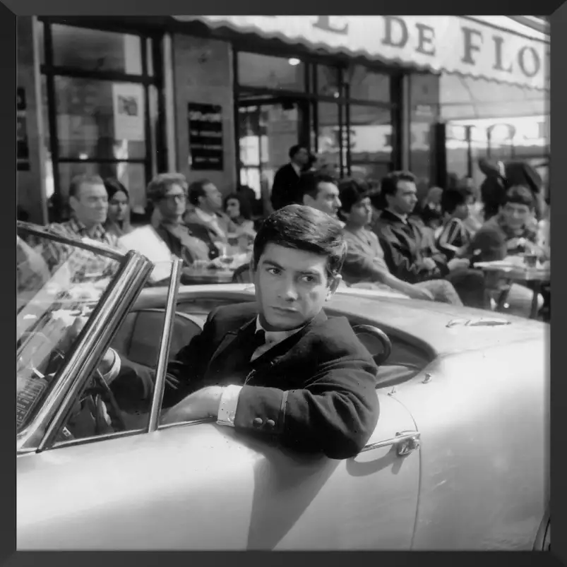 Jean Claude Brialy devant le café de Flore en 1960 - photo de célébrités