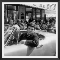 Jean Claude Brialy devant le café de Flore en 1960 - photo de célébrités