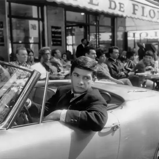 Jean Claude Brialy devant le café de Flore en 1960 - photo de célébrités